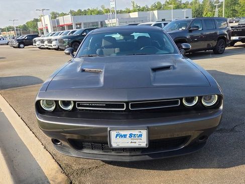 Used 2018 Dodge Challenger SXT RWD image 2