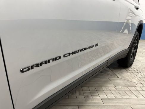 Used 2024 Jeep Grand Cherokee L Laredo image 35