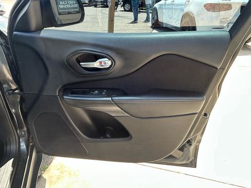 Used 2014 Jeep Cherokee Latitude FWD image 16