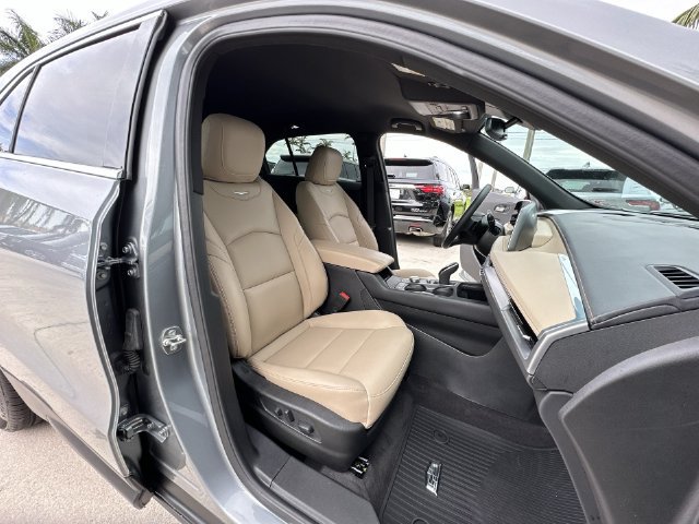 Used 2024 Cadillac XT4 Luxury w/ Cold Weather Package FWD image 33