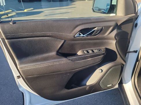 Used 2023 GMC Acadia SLT image 21