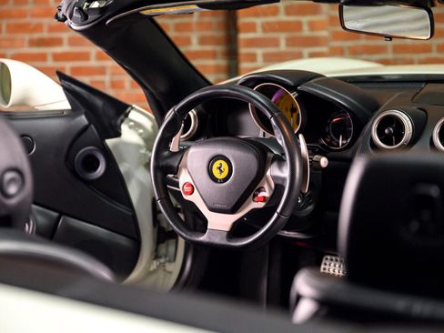 Used 2014 Ferrari California image 26