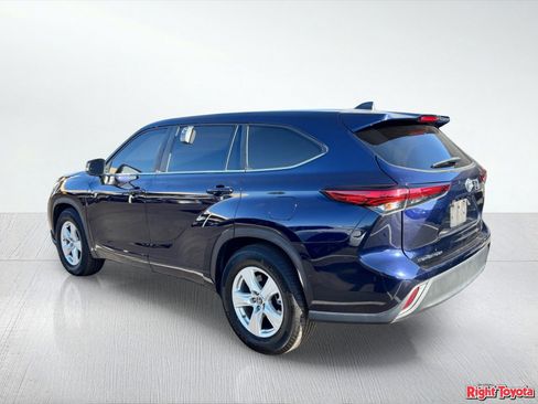 Used 2023 Toyota Highlander LE FWD image 3