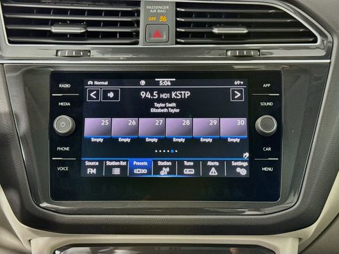 Used 2022 Volkswagen Tiguan SE w/ Panoramic Sunroof Package AWD/4WD image 15