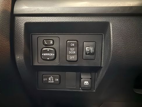 Used 2017 Toyota Tundra SR5 w/ SR5 Upgrade Package AWD/4WD image 25