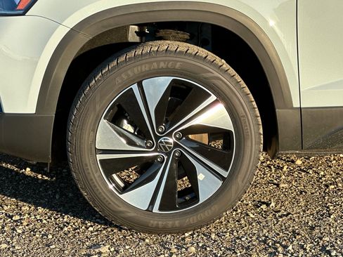 New 2026 Volkswagen Taos SE image 25