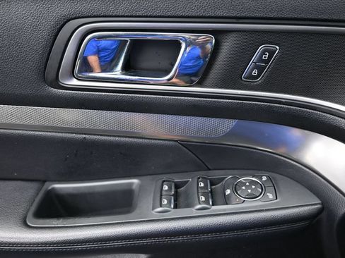 Used 2019 Ford Explorer XLT FWD image 17