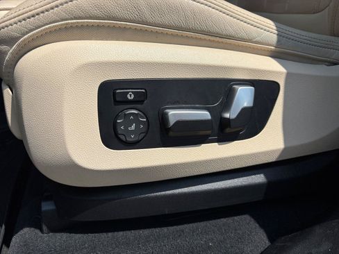 Used 2022 BMW X7 xDrive40i w/ M Sport Package AWD/4WD image 37