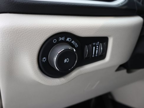 Used 2024 Chrysler Pacifica Touring-L FWD image 43