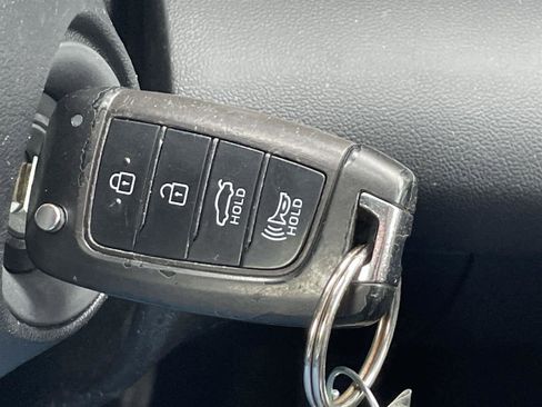 Used 2023 Hyundai Elantra SE w/ Preferred Accessory Package image 28