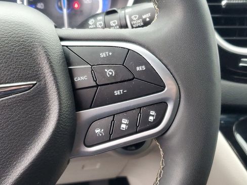 Used 2024 Chrysler Pacifica Touring-L FWD image 17