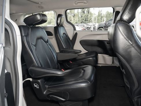 Used 2022 Chrysler Pacifica Touring-L FWD image 41