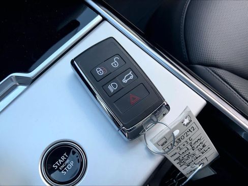 Used 2026 Land Rover Range Rover SE AWD/4WD image 13