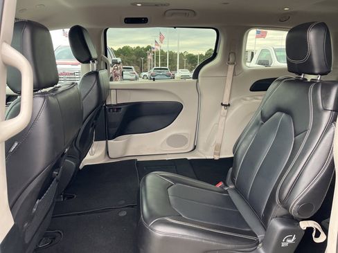 Used 2024 Chrysler Pacifica Touring-L image 16