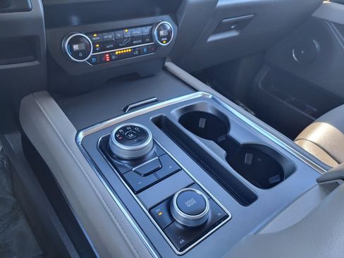 Used 2021 Ford Expedition XLT image 12