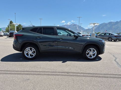 Used 2025 Chevrolet Trax LS w/ LS Convenience Package FWD image 2