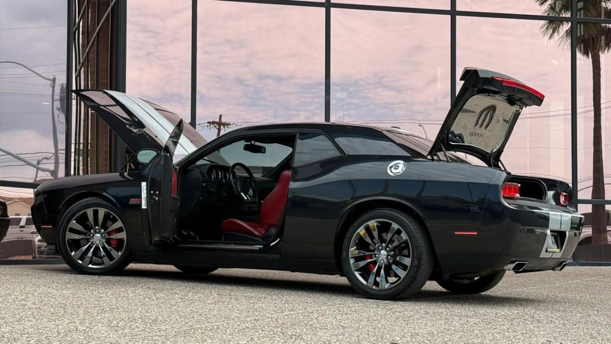 Used 2013 Dodge Challenger SRT8 w/ Harman Kardon Audio Group RWD image 29