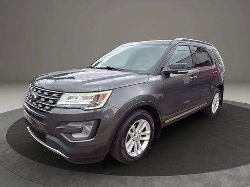 Used 2017 Ford Explorer XLT image 1
