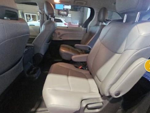 Used 2022 Toyota Sienna XLE image 6