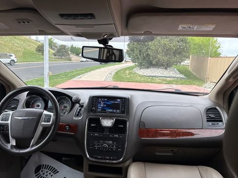 Used 2015 Chrysler Town & Country Touring-L w/ Driver Convenience Group FWD image 32