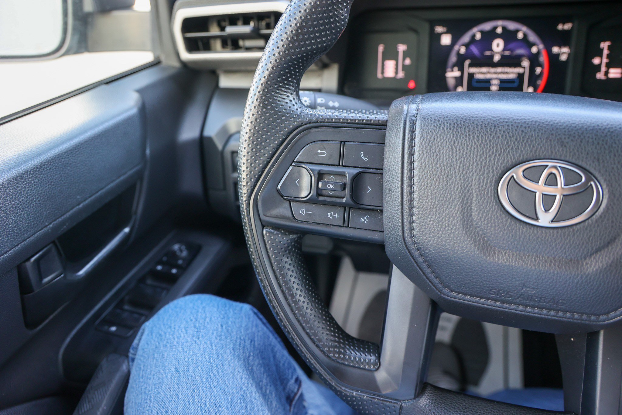 Certified 2025 Toyota Tacoma SR AWD/4WD image 18