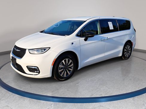 Used 2024 Chrysler Pacifica Limited FWD image 1