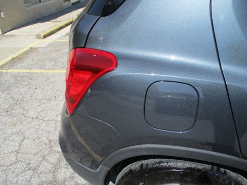 Used 2021 Chevrolet Trax LS FWD image 18