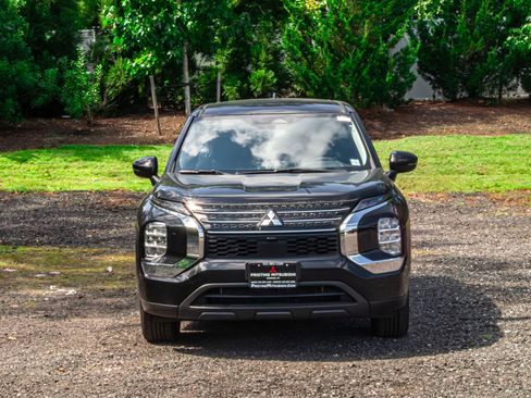 New 2025 Mitsubishi Outlander ES image 2