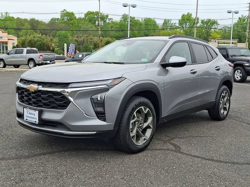 Used 2025 Chevrolet Trax LT FWD image 6