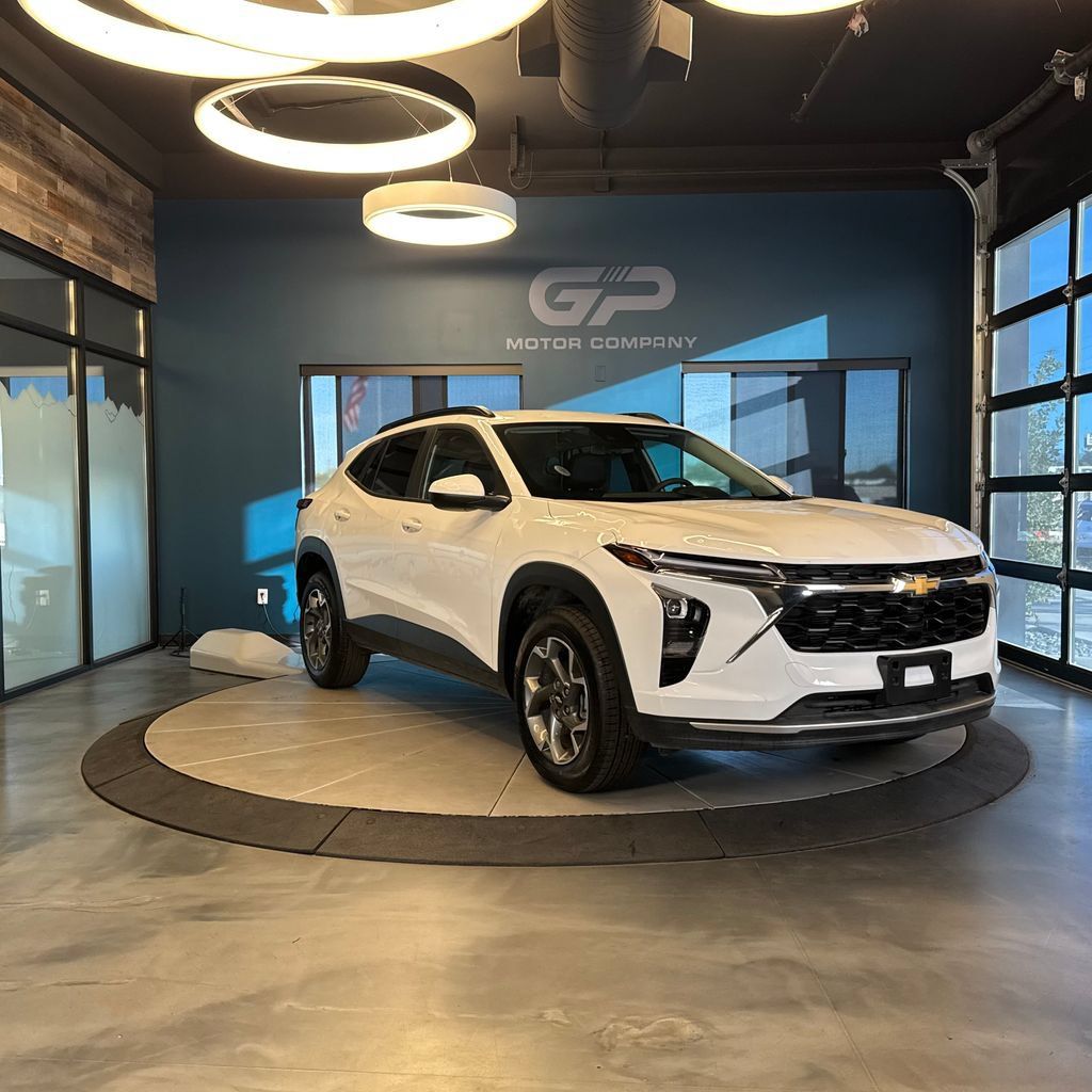 Used 2025 Chevrolet Trax LT FWD image 1
