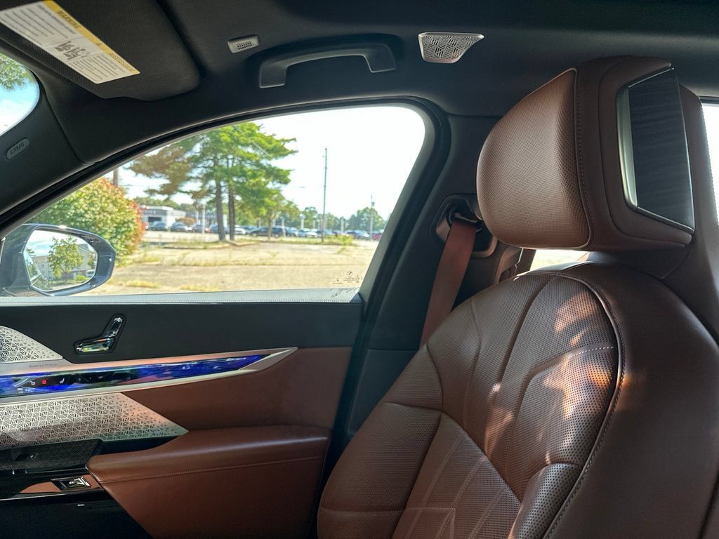 Used 2024 BMW 760i xDrive w/ Executive Package AWD/4WD image 17