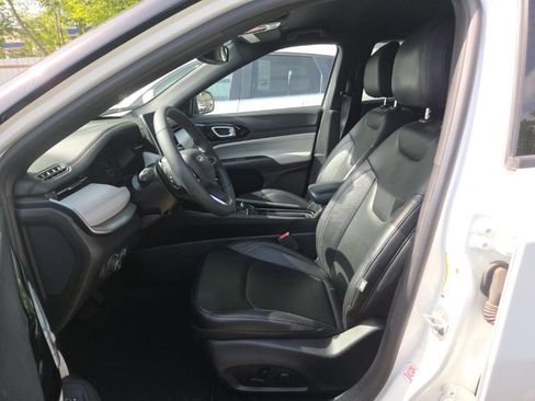 Used 2025 Jeep Compass Limited AWD/4WD image 3