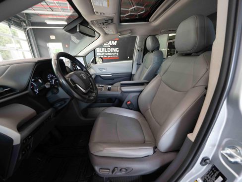 Used 2021 Toyota Sienna XLE AWD/4WD image 9