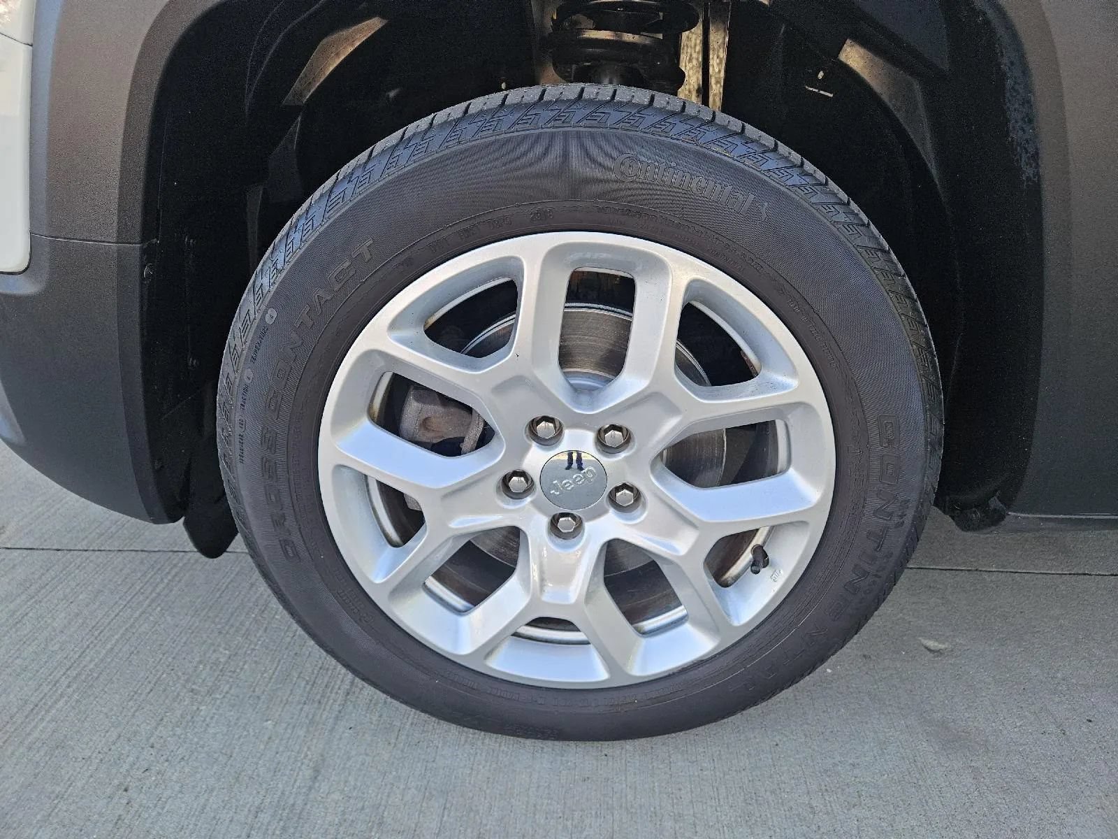 Used 2018 Jeep Renegade Latitude w/ Cold Weather Group FWD image 8