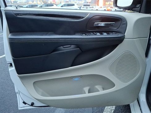 Used 2018 Dodge Grand Caravan SXT image 12