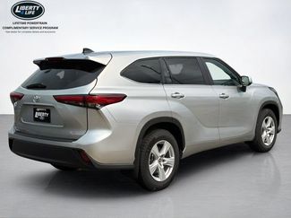 Used 2023 Toyota Highlander LE FWD video 3