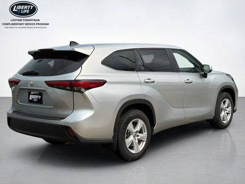 Used 2023 Toyota Highlander LE FWD image 3