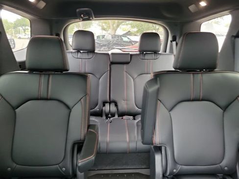 Used 2025 Honda Pilot TrailSport image 15