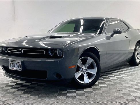 Used 2019 Dodge Challenger SXT image 1