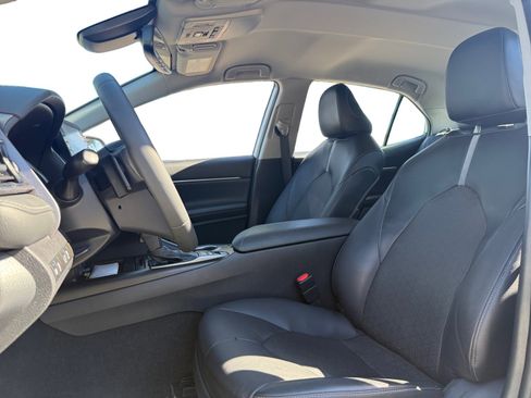 Used 2022 Toyota Camry XSE image 9