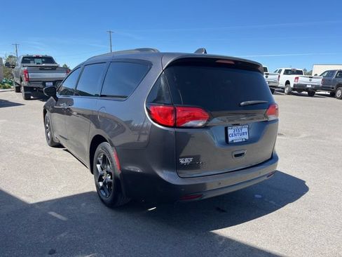 Used 2020 Chrysler Pacifica Touring-L w/ S Appearance Package FWD image 11