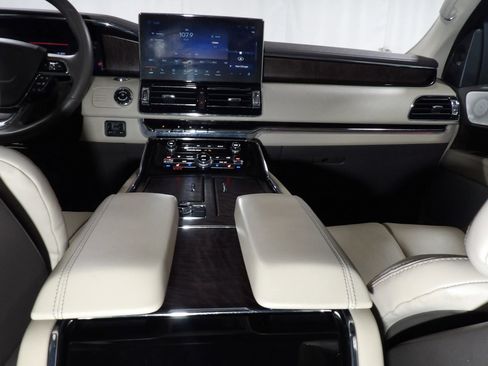 Used 2022 Lincoln Navigator Reserve image 28