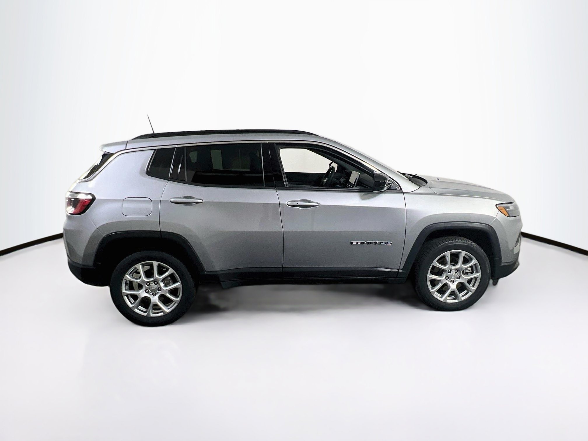Used 2023 Jeep Compass Latitude AWD/4WD image 4