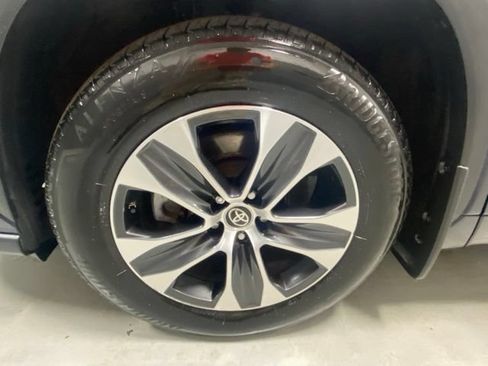 Used 2022 Toyota Highlander XLE AWD/4WD image 5