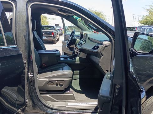 Used 2022 Chevrolet Suburban LT AWD/4WD image 15