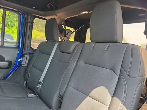 Used 2018 Jeep Wrangler Unlimited Sahara AWD/4WD image 28