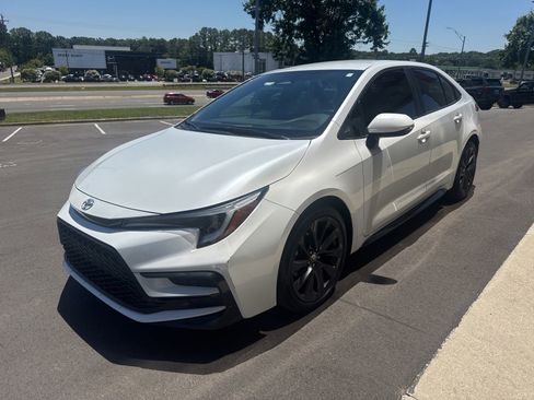 Used 2023 Toyota Corolla SE FWD image 3