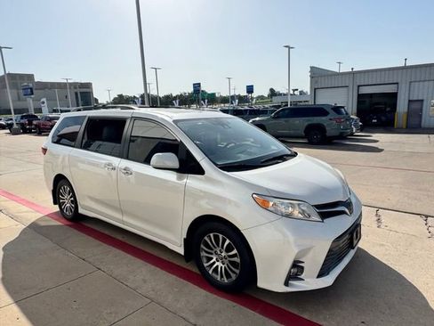 Used 2018 Toyota Sienna XLE Premium FWD image 1