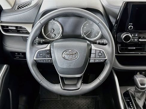 Certified 2024 Toyota Highlander AWD image 4