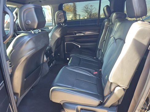 Used 2023 Jeep Wagoneer 4WD w/ Premium Group I image 9